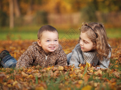 秋天在公园玩耍的小孩图片
