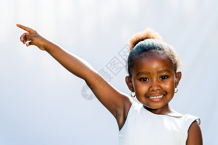 非洲小女孩用手指对着角落的肖像图片