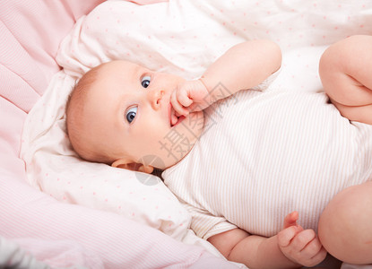 可爱三个月的女婴躺在低音图片