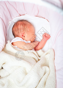 睡觉在摇篮的新出生的女婴图片