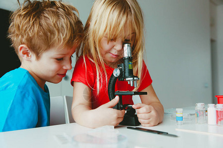 小男孩和女孩学会使用显微镜科学课图片