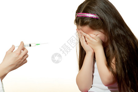 医生在医院给孩子打疫苗图片