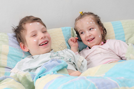 两名生病的儿童在床上被蚊图片