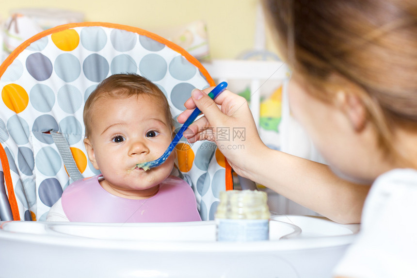 妈喂奶时可爱女婴的画像图片