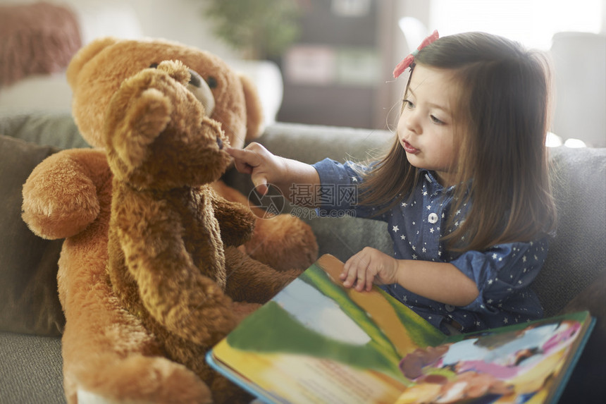 可爱的小女孩与书读童话尾巴她图片