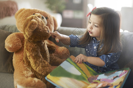可爱的小女孩与书读童话尾巴她图片