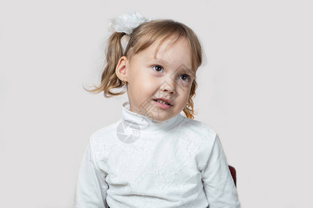 一个小女孩的肖像背景图片