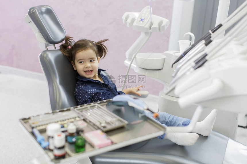 看牙医的小女孩图片