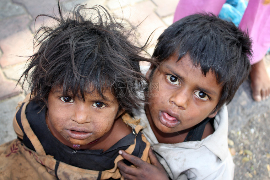 一个印度可怜的小女孩的肖像图片