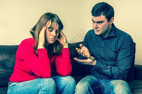 不快乐的夫妇在家里吵架冲突和家庭观图片