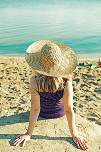 坐在沙滩上的女孩图片