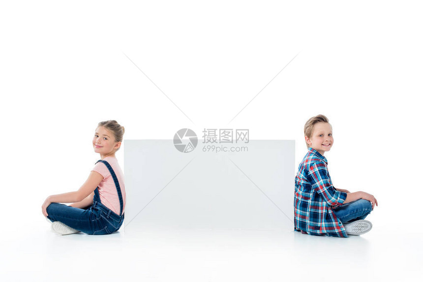 微笑着可爱的孩子坐在空白的上对着图片