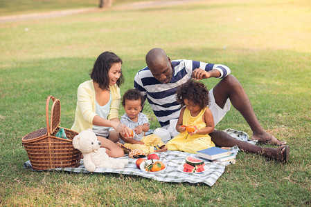 一家人在户外野餐的形象图片