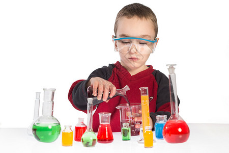 男孩在实验室做化学测试图片