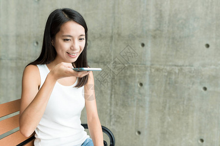 在手机上录制音频消息的女人图片