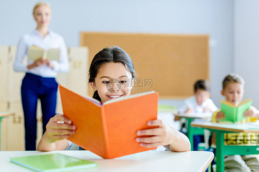 上课时在课堂上读书的美丽笑着图片