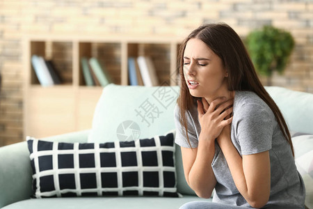 在家哮喘发作的年轻女图片