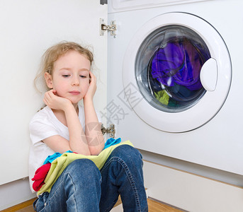洗衣服的小女孩家务概念图片