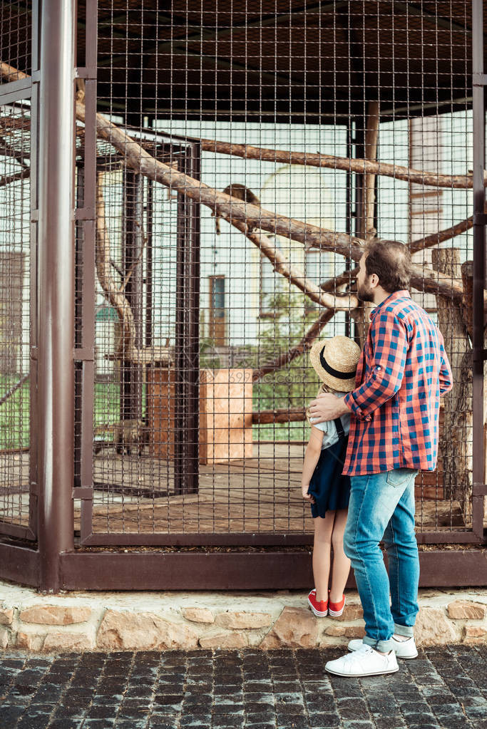 父亲和女儿在动物园的图片