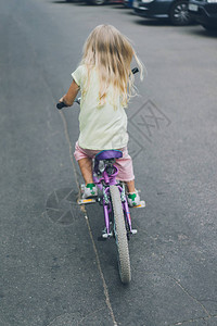在街上骑自行车的可图片