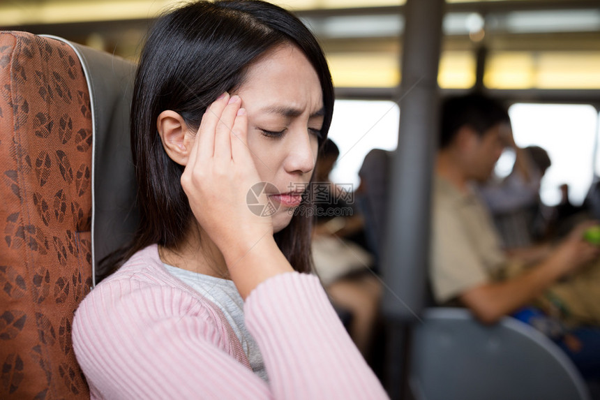 在渡轮上头痛的亚洲年轻女图片