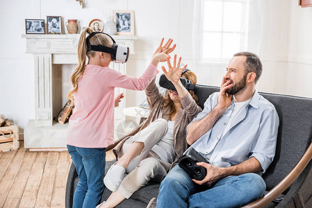 在家使用虚拟现实头耳图片