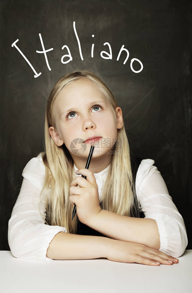 学意大利语的女学生学校教室黑板背景图片