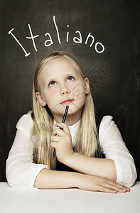 学意大利语的女学生学校教室黑板背景图片