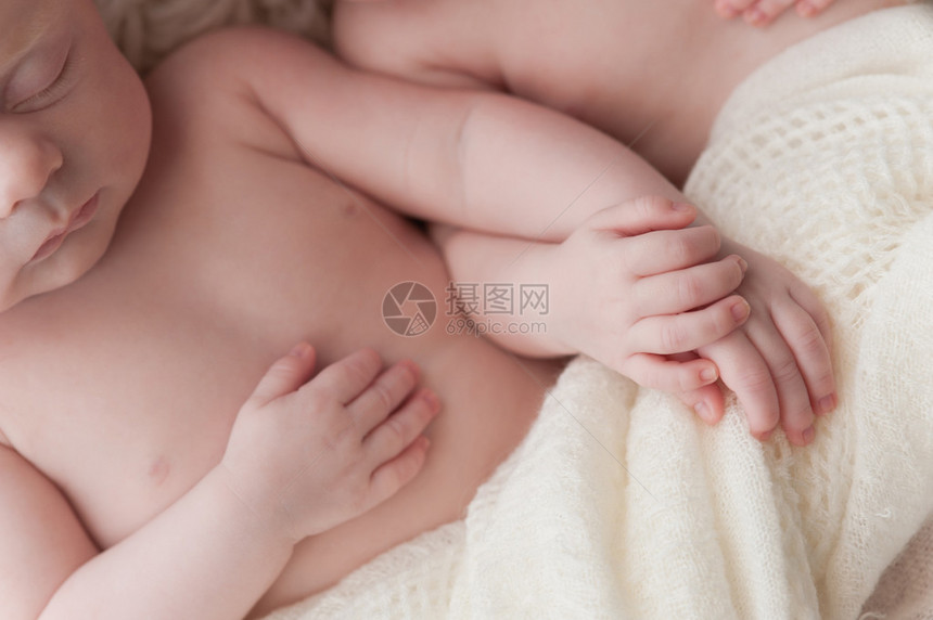 双胞胎女婴手牵的特写镜头图片