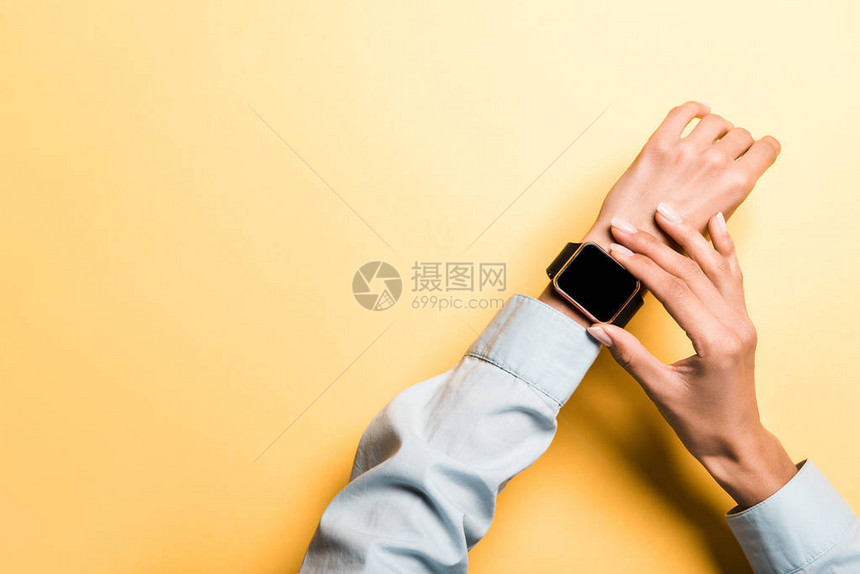 妇女触摸智能手表橙色上空白屏幕的妇图片