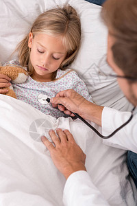 儿童躺在床上时用听诊器呼吸的呼吸图片
