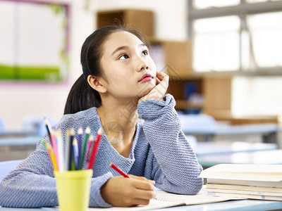 女学生在课堂学习时仰望和思索着天下图片