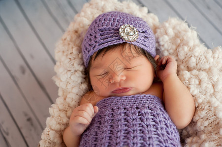 一个睡着的新生女婴的肖像图片