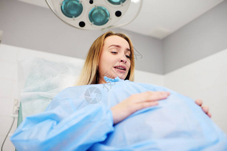 产房里有怀孕的妇分娩产前图片