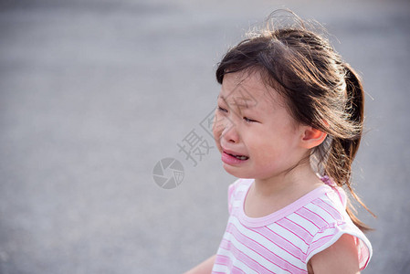 在户外哭泣的亚洲小女孩图片