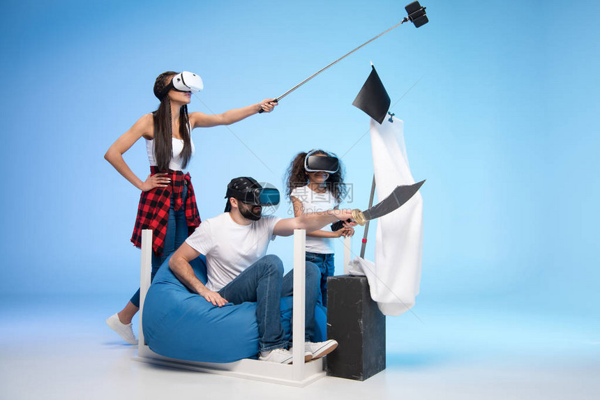 虚拟现实头盔在玩游戏时假装是海盗图片