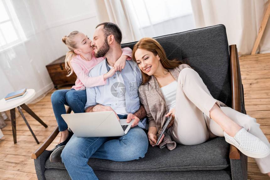 幸福的家庭坐在沙发上图片