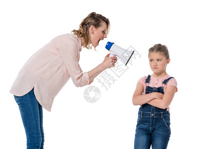愤怒的母亲用扩音器尖叫着小女儿站在十图片
