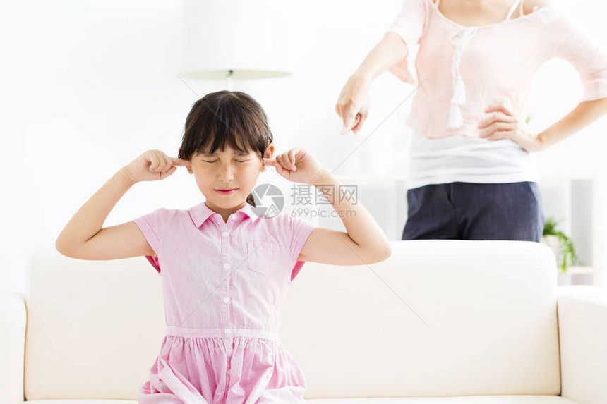 烦恼的小女孩在母亲生气时图片