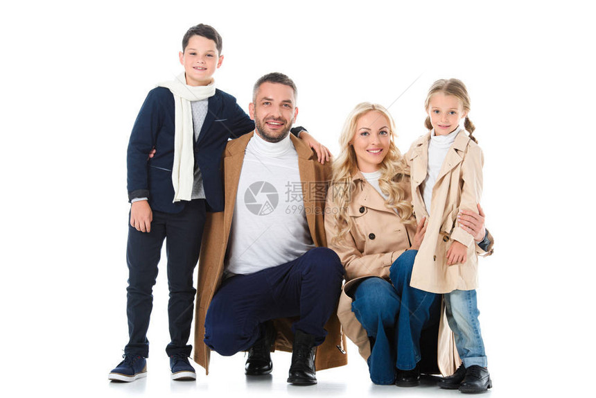 时髦的家庭抱着身穿米花大衣的小孩图片