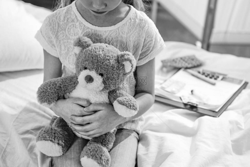 在医院房间黑白相片中带着泰迪熊的女图片