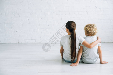 两个孩子的背面景色在家背景图片