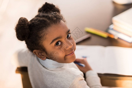 可爱的小非洲女孩的近视肖像用感知小笔绘画图片