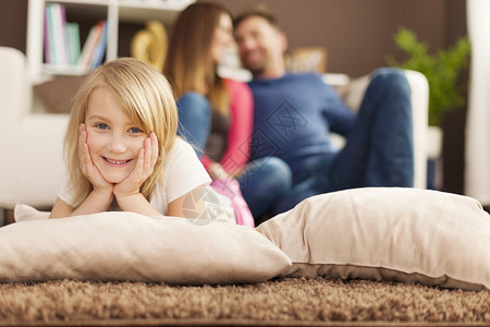微笑的女孩在客厅地毯图片