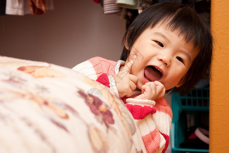 亚裔婴儿笑着在镜图片