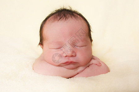 刚出生的女婴睡着了背景图片