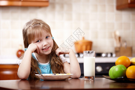 小女孩在厨房吃早餐图片