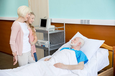 外祖母和孙女在医院探视病人男患者在医图片
