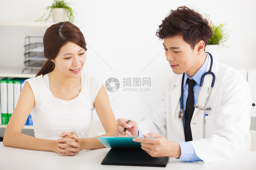 与在职女病人交谈的亚洲医生图片