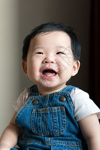 室内健康的亚洲小儿童图片
